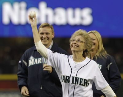 Dave Niehaus’ widow, Marilyn Niehaus, throws out first pitch on Friday night. (Associated Press)