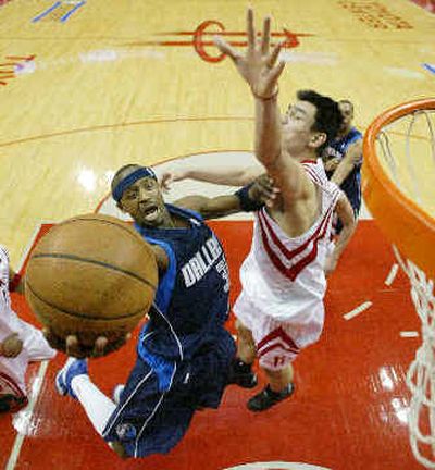 
Dallas Mavericks' Jason Terry, left, goes up for a shot as Houston Rockets' Yao Ming defends. Terry scored a season-high 32 points.
 (Associated Press / The Spokesman-Review)