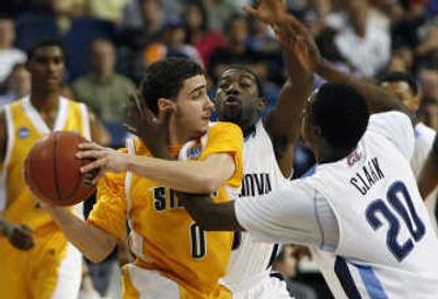
Villanova's Shane Clark and Reggie Redding, center, tie up Siena guard Chris De La Rosa during the first half.Associated Press
 (Associated Press / The Spokesman-Review)