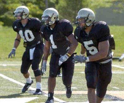 
Linebackers  David Vobira (40), Jo Artis Ratti (1), Brandon Ogletree (5) lead the defense.  
 (Dan Pelle / The Spokesman-Review)
