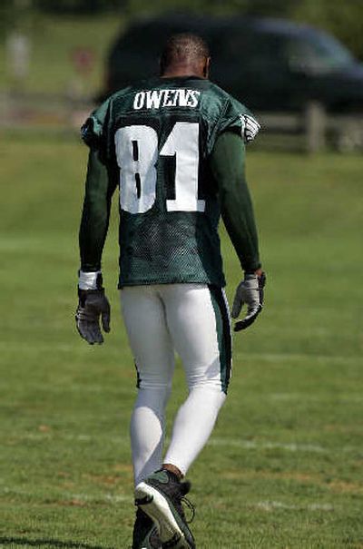 
Eagles wide receiver Terrell Owens walks off the field after going through a light workout Wednesday morning.
 (Associated Press / The Spokesman-Review)