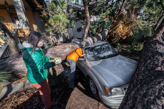 Wind knocks out power to at least 100,000 customers in Spokane area Wind knocks out power to at least 100,000 customers in Spokane area