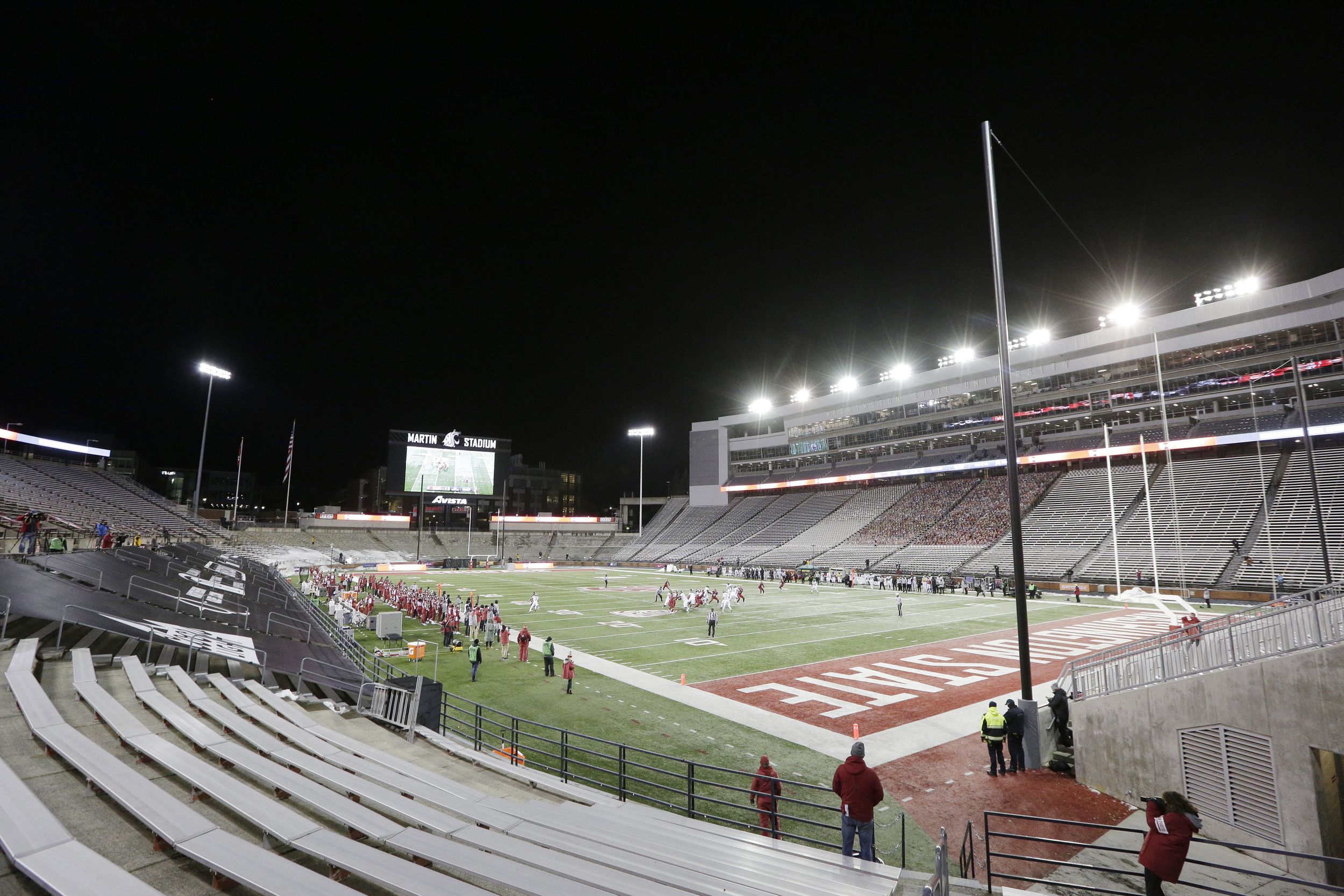 Inside linebacker with offers from USC, UW gives Washington State first