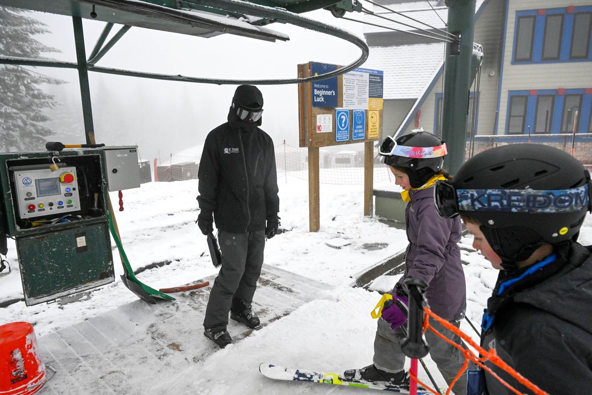 Lift operator Conaire Shaffer, left, monitors skiers as they line up for the chairlift last season at Mt. Spokane Ski and Snowboard Park.  (Jesse Tinsley/THE SPOKESMAN-REVIEW)