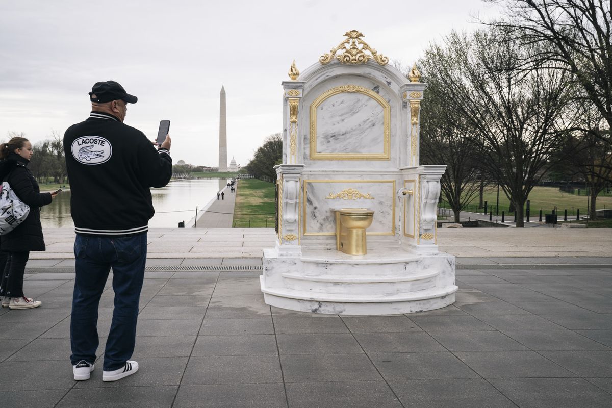 A “throne” statue appeared Monday morning near the Lincoln Memorial in D.C. (Maxine Wallace/The Washington Post)