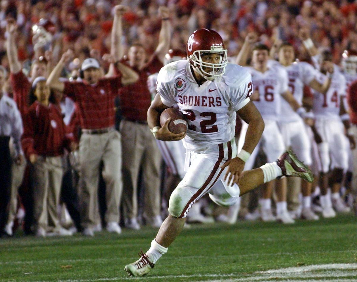 Oklahoma’s Quentin Griffin rushes for a 20-yard touchdown against  Washington State  in the fourth quarter of the Rose Bowl in Pasadena, Calif.,  Jan. 1, 2003. Griffin rushed for 146 yards as the Sooners won 34-14. (PAUL SAKUMA / ASSOCIATED PRESS)