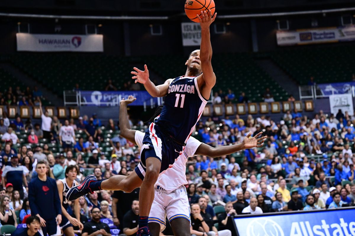 Gonzaga guard Nolan Hickman drives to the hoop and draws a foul against UCLA during the Zags