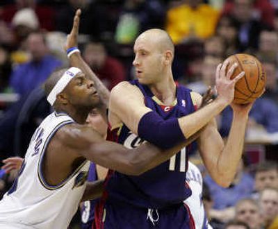 
Cleveland's Zydrunas Ilgauskas, right, works against Washington's Brendan Haywood on his way to 24 points. 
 (Associated Press / The Spokesman-Review)