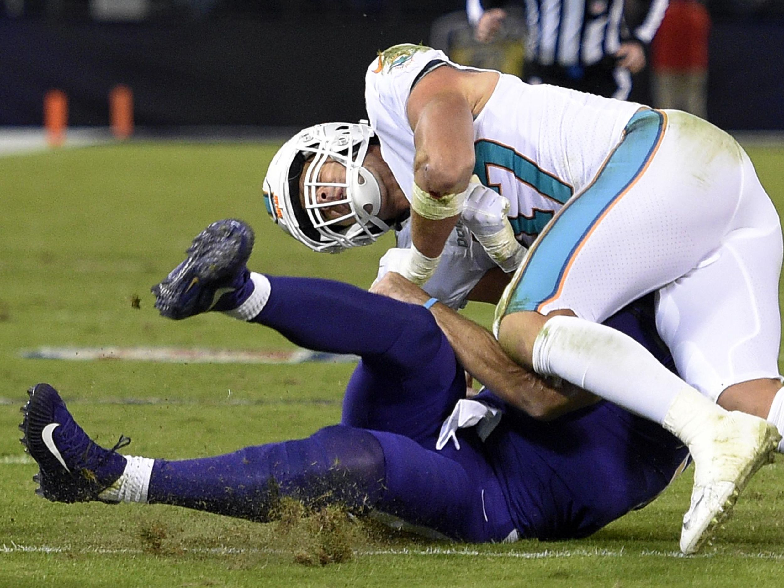 Ravens lose Flacco, beat Dolphins 40-0 behind defense