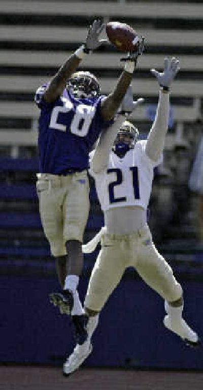 
Defender Roy Lewis, left, knocks away a pass intended for Sonny Shackelford.
 (Associated Press / The Spokesman-Review)