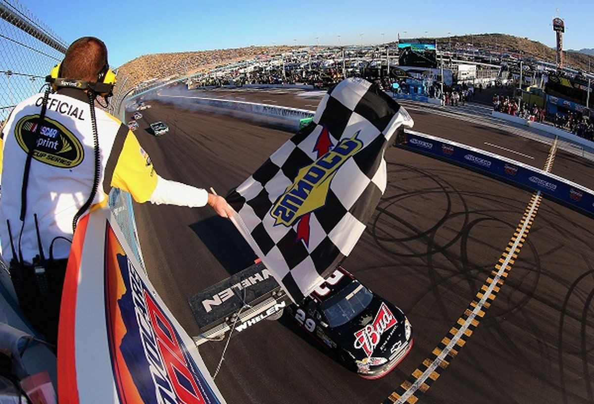 Harvick snares NASCAR Sprint Cup Series victory at Phoenix