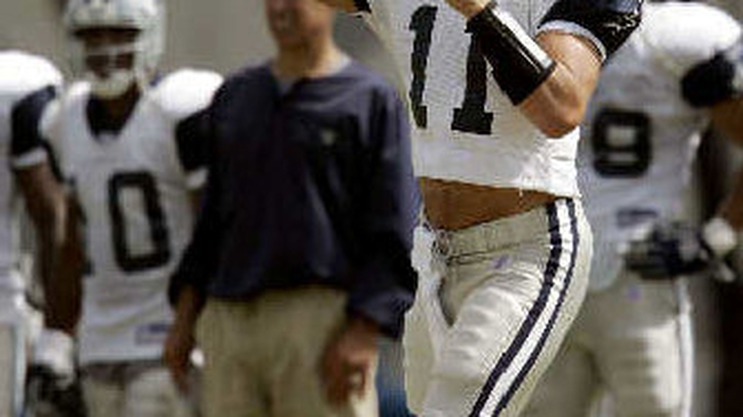 Dallas Cowboys quarterback Drew Bledsoe warms up against the