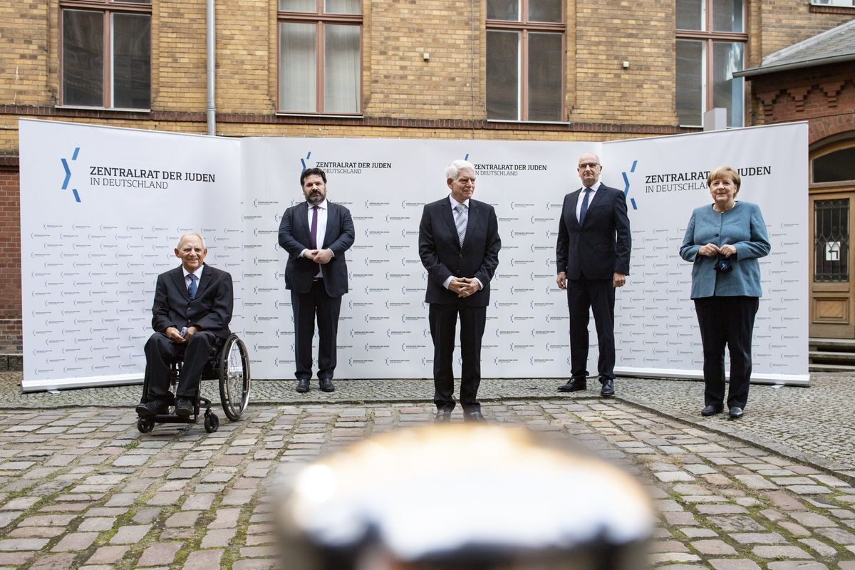 German Chancellor Angela Merkel, right, and Josef Schuster, center, President of the Central Council of Jews in Germany, joined Bundestag President Wolfgang Schaeuble, left, Gideon Joffe, second left, Chairman of the Jewish Community of Berlin, and Dietmar Woidke, second right, Minister President of Brandenburg and current President of the Bundesrat, in the courtyard of the New Synagogue for a group photo at the ceremony marking the 70th anniversary of the Central Council of Jews in Berlin, Germany, Tuesday, Sept. 15, 2020. The Central Council of Jews in Germany was founded on 19 July 1950 in Frankfurt am Main. (Bernd von Jutrczenka)