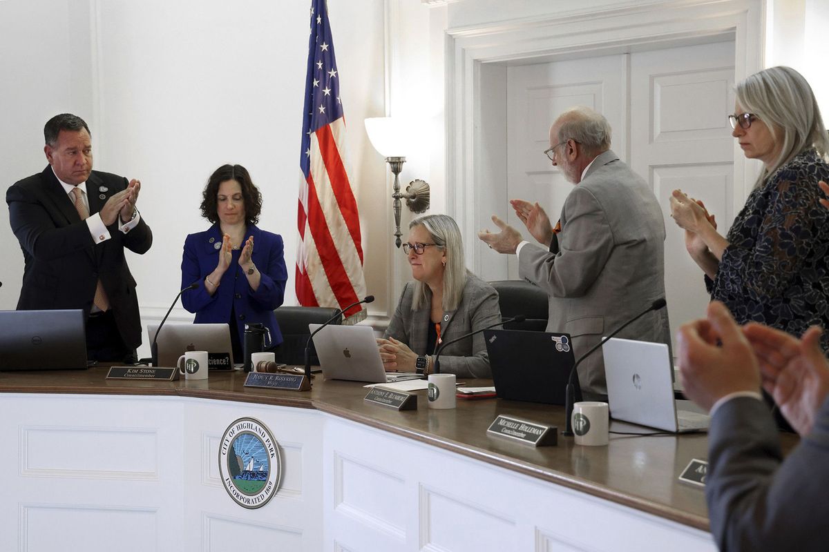 Highland Park City Council members applaud Mayor Nancy Rotering, third from left, during a council meeting on July 25, 2022, for her efforts since the 2022 Independence Day parade mass shooting.   (Terrence Antonio James/Chicago Tribune/TNS)