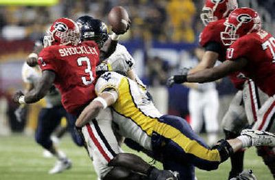 
Georgia quarterback D.J. Shockley gets a pass off despite the defense of Pat Liebig. 
 (Associated Press / The Spokesman-Review)