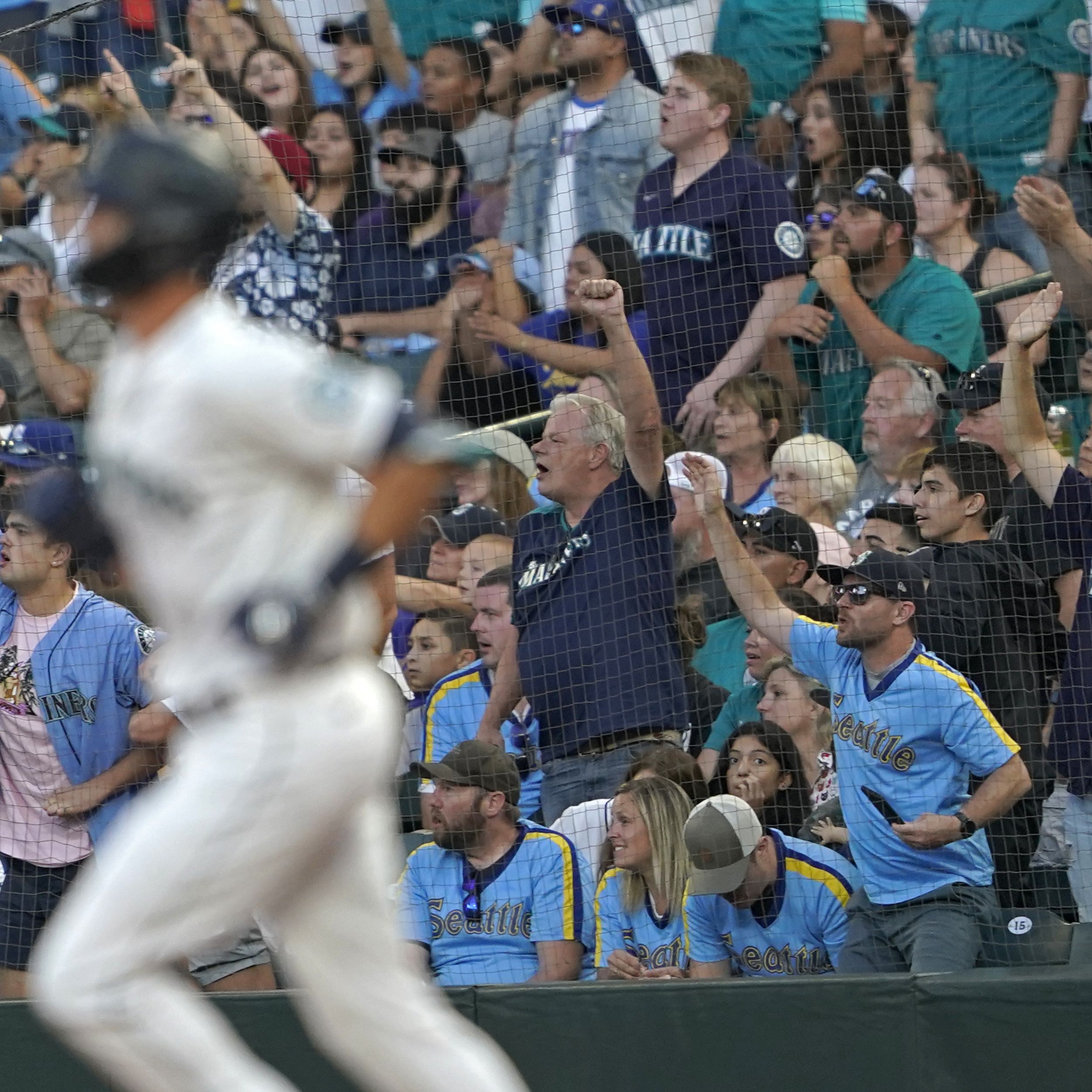 Lifelong Mariners fan honored after 20 years of service