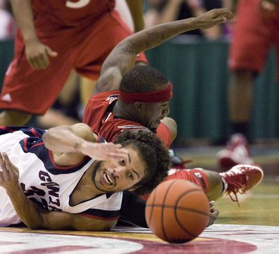 Gonzaga guard Steven Gray, left, and Cincinnati guard Larry Davis dive for a loose basketball in the first half of an NCAA college basketball game Wednesday, Nov. 25, 2009, at the Maui Invitational in Lahaina, Hawaii. (Eugene Tanner / Fr168001 Ap)