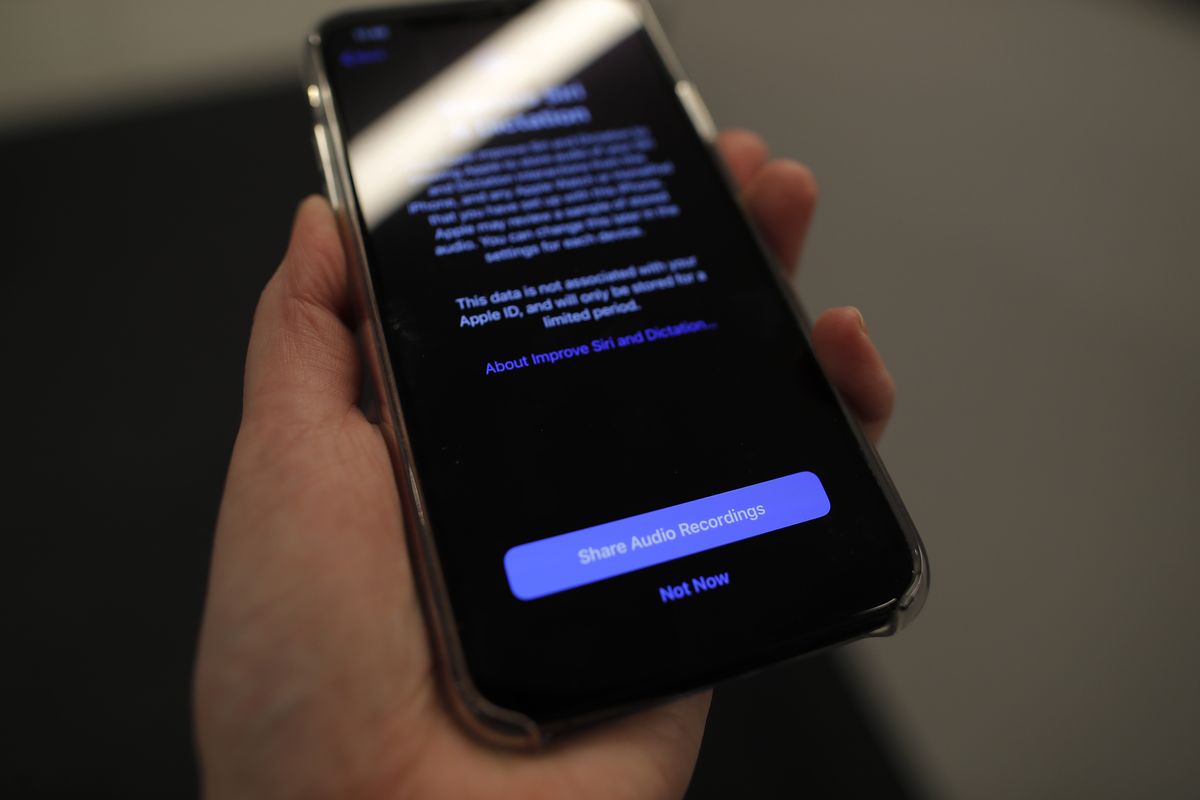 A screen displays a notice on an iPhone in New York.  (Jenny Kane)