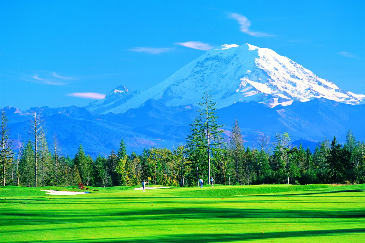 Hole No. 2 at Druids Glen has plenty of danger in play, masked by this stunning view of Mount Rainier.