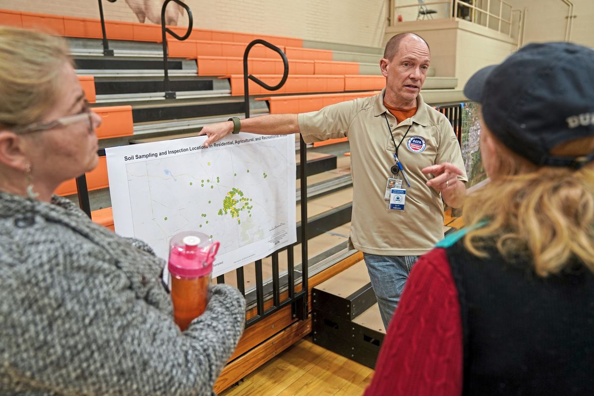 US EPA Mark Durno Response coordinator talks to attendees of a EPA open house event at the high-school in East Palestine on Friday, March 24, 2023.    ( Pittsburgh Post-Gazette/TNS)