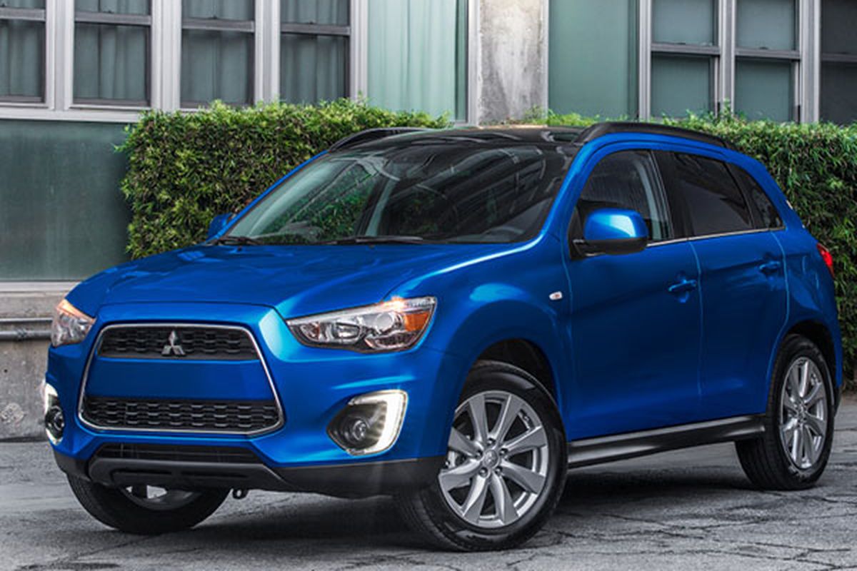 Outside, a freshly restyled grille and black-out lower valances jazz up the Outlander Sport’s tidy proportions. Recessed fog lamps get new chrome surrounds and upper SE trims receive LED tail lamps.  (Mitsubishi)
