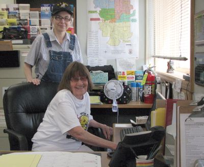 Volunteers Betsy Rosenberg (standing) and Lois D’Ewart work at the COPS Shop on East Fifth Avenue. (Pia Hallenberg)