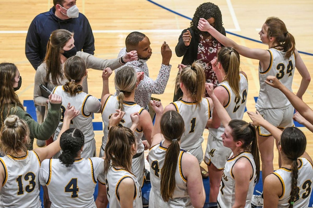 Mead coach Quantae Anderson (center) breaks the huddle to begin the second quarter against visiting Central Valley on Jan. 25, 2022.  (DAN PELLE)