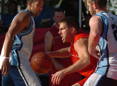 
Team Fresno's Troy Brown splits Bellingham Slam defenders Brian Dennis, left, and Jared Stevenson in the men's elite finals.
 (Joe Barrentine / The Spokesman-Review)