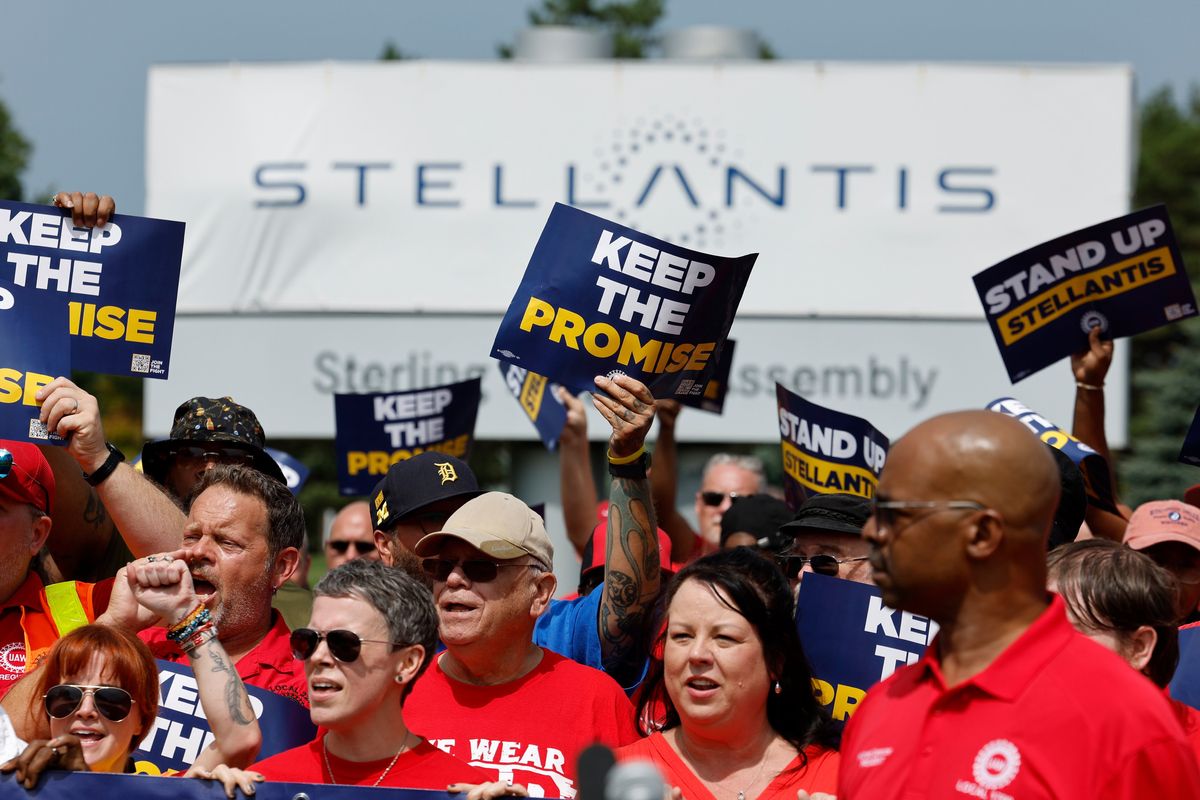 UAW members participate in a rally outside the Stellantis Sterling Heights Assembly Plant in Sterling Heights, Mich., on Friday, Aug. 23, 2024. MUST CREDIT: Jeff Kowalsky/Bloomberg (Jeff Kowalsky/Bloomberg)