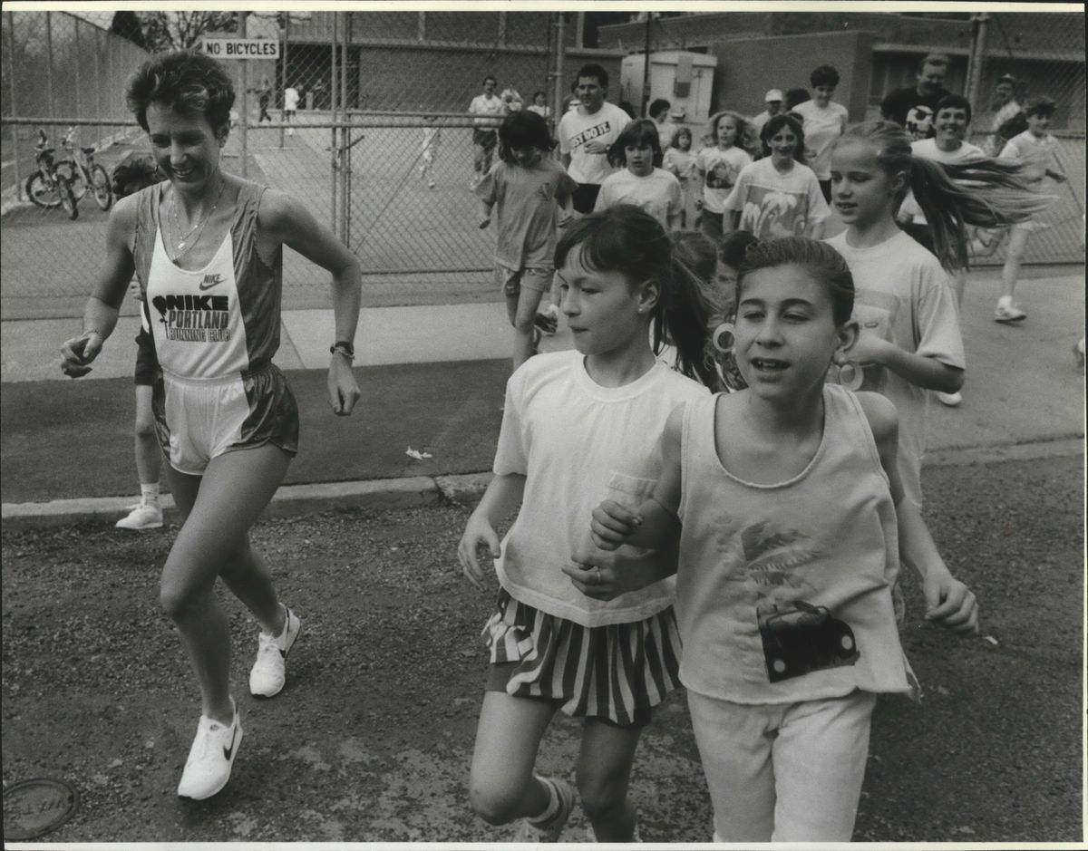 Anne Audain runs with Spokane Bloomsday youngsters in 1989. (Dan Pelle / The Spokesman-Review)