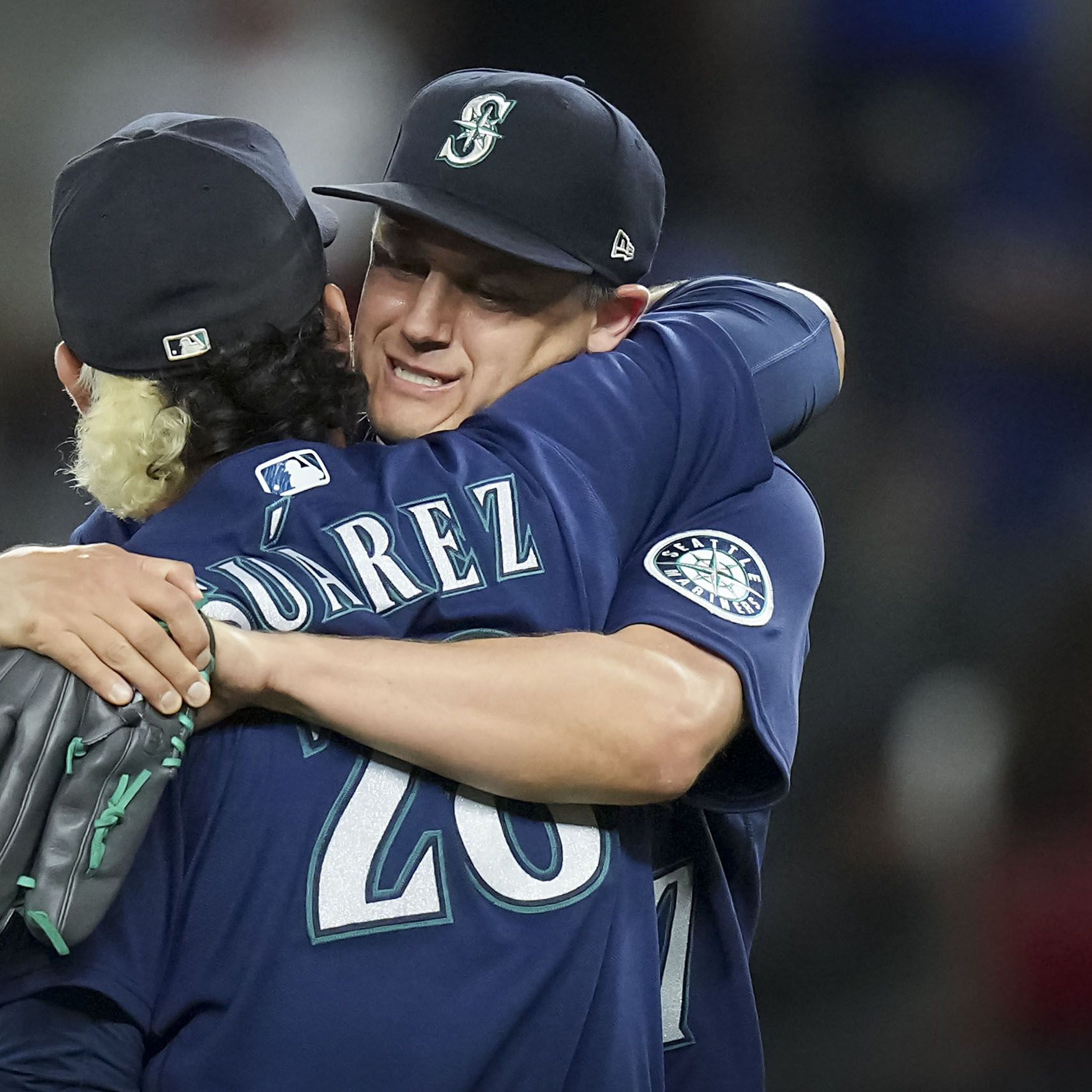 Mariners' Jesse Winker apologizes for flipping off fans during brawl with  Angels