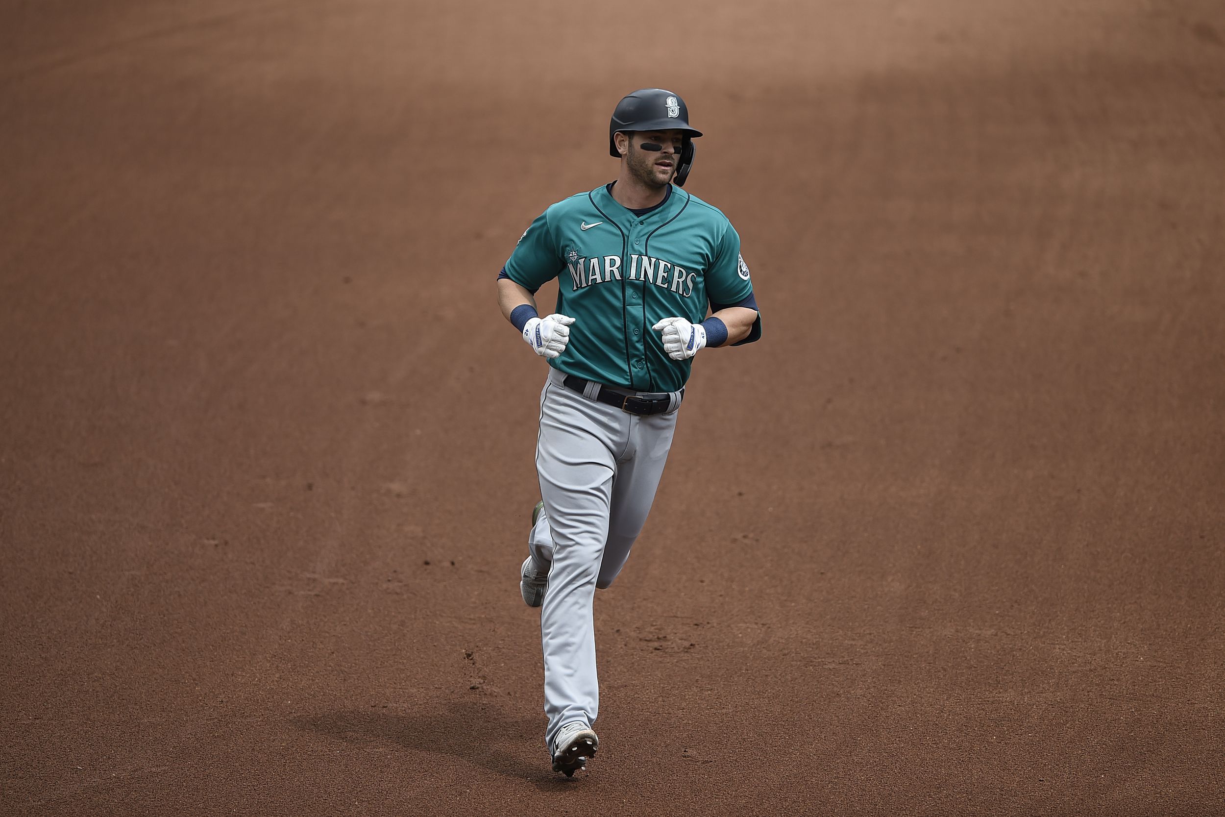 Haniger's walk-off finishes Mariners' sweep of Angels