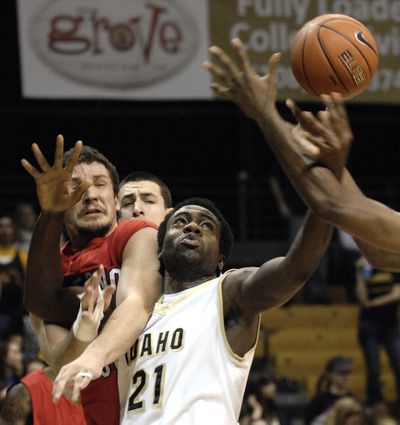 Idaho's Luiz Toledo (21) reaches for a rebound with Fresno State's Nedeljko Golubovic during the first half of an NCAA college basketball game Thursday, Jan. 28, 2010 in Moscow, Idaho. (Kyle Mills / Lewiston Tribune)