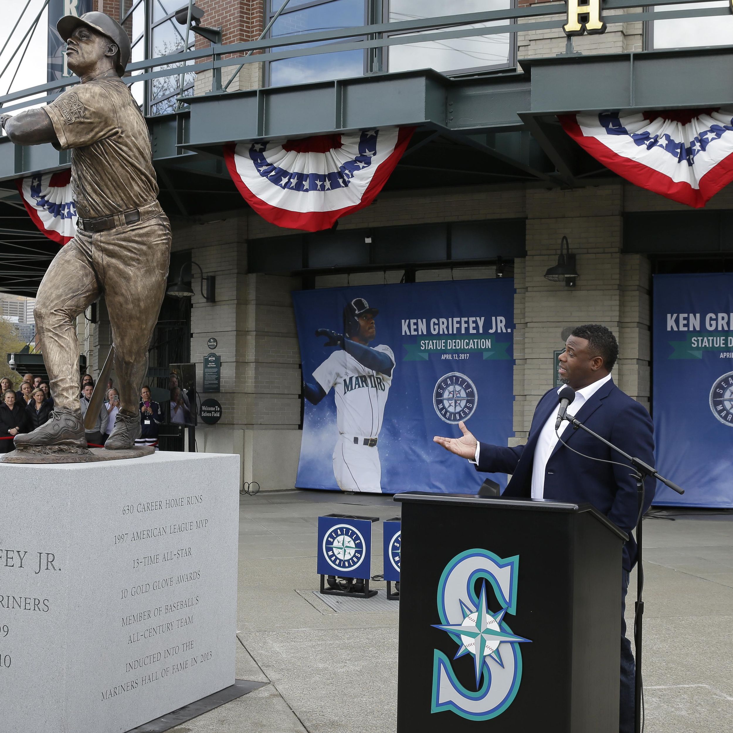 Mariners unveil statue honoring Ken Griffey Jr., Mariners