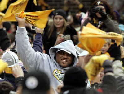 
Steelers nose tackle Casey Hampton waves a 