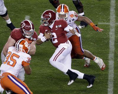 Alabama’s Jalen Hurts, scrambling during the second half of the CFP Championship game against Clemson on Jan. 7, 2019, in Santa Clara, Calif., announced Wednesday he was transferring to Oklahoma. (Jeff Chiu / Associated Press)