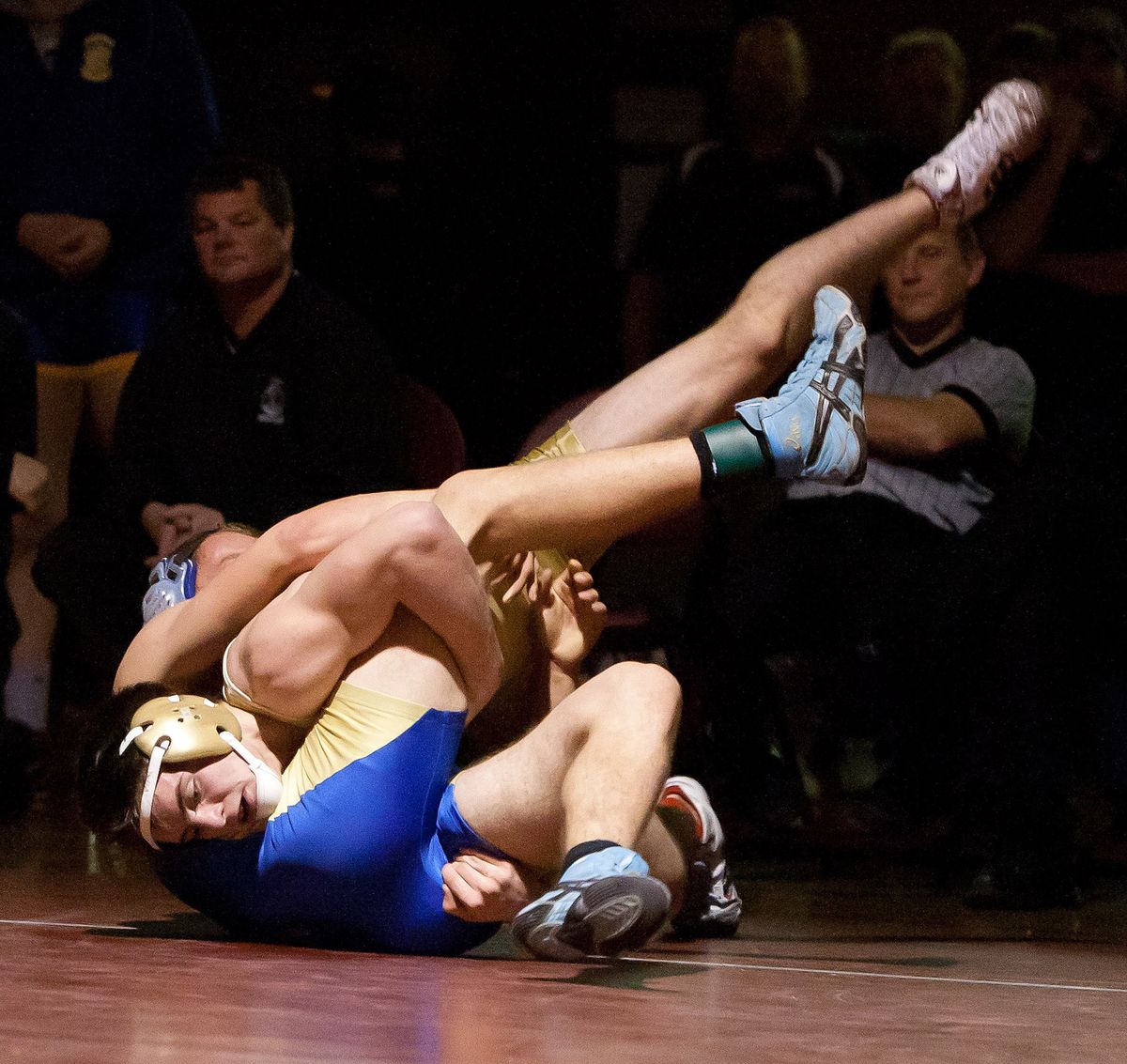 Mead’s Chandler Rogers, top defeats Deer Park’s Dylan Miller for the 160-pound title. (BRUCE TWITCHELL)