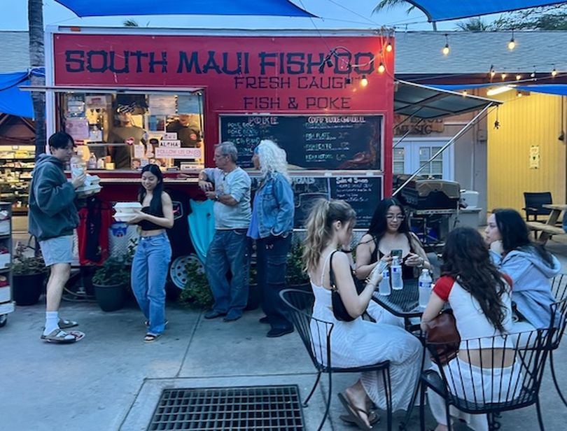 The crowds enjoy the grilled fish (and their phones) at the South Maui Fish. co. (Mary Pat Treuthart)
