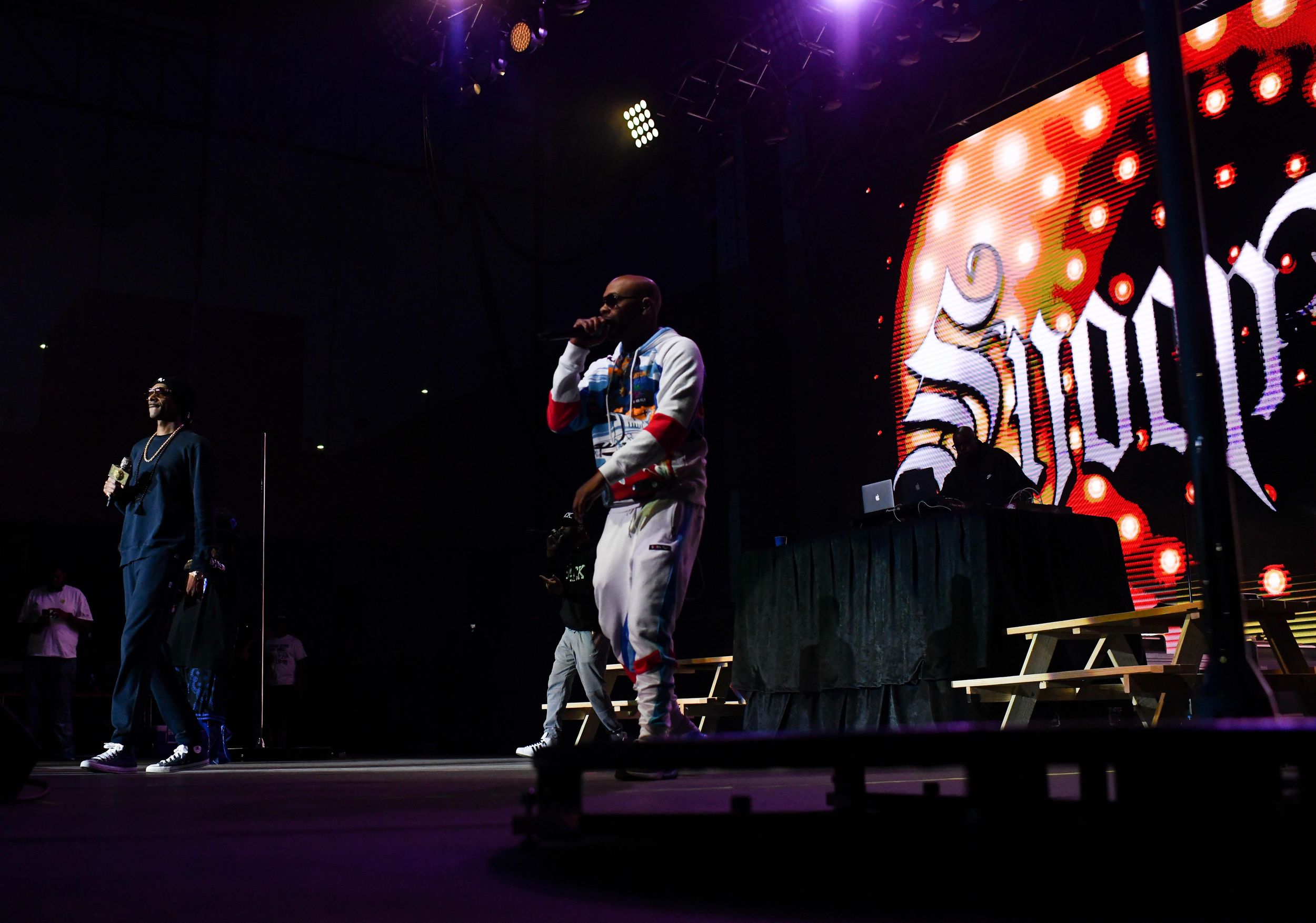 Snoop Dogg at ice level for the LA Kings broadcast is everything 💯🎤