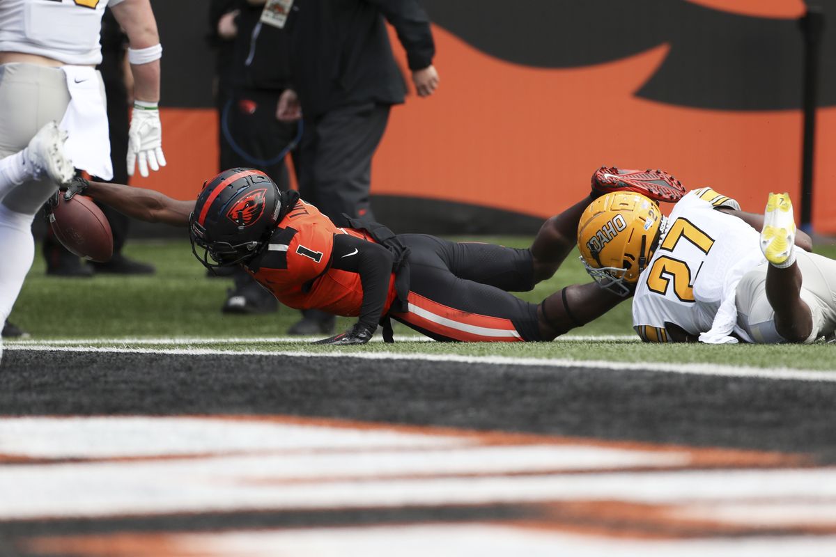 Oregon State wide receiver Tyjon Lindsey (1) stretches past Idaho defensive back Tyrese Dedmon (27) to score a touchdown during the first half of an NCAA college football game Saturday, Sept. 18, 2021, in Corvallis, Ore. (AP Photo/Amanda Loman)  (Amanda Loman)