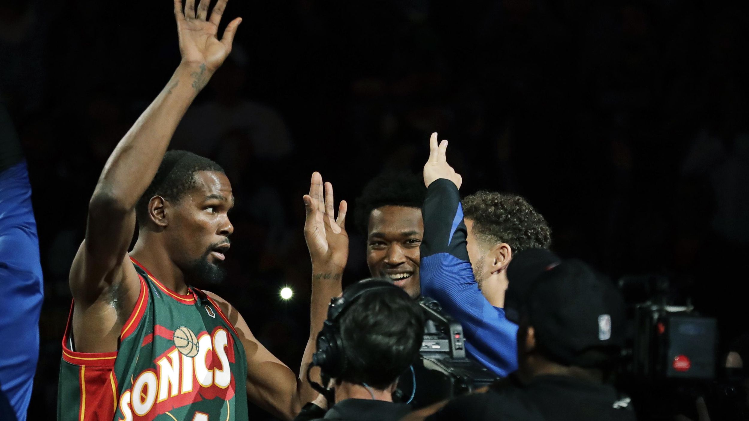 A Sonic's homecoming: Fans pack KeyArena to see Kevin Durant play again