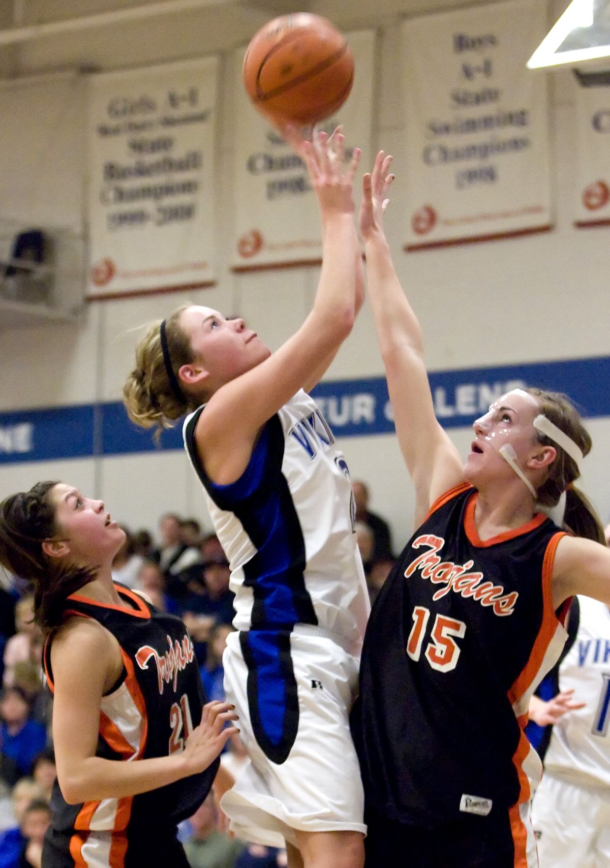 Coeur d’Alene’s Natalie Stewart shoots over Post Falls’ Krysta Howard, right, and Tori Davenport during the first half.Special to  (Bruce Twitchell Special to / The Spokesman-Review)