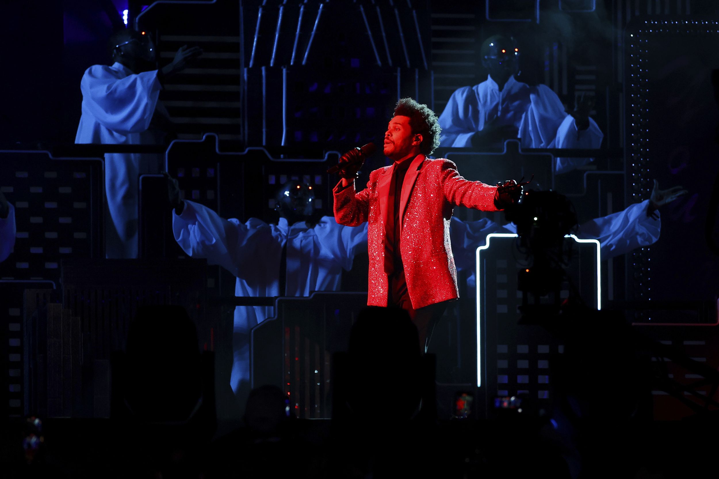 REVIEW: The Weeknd bores at Super Bowl halftime show, Super Bowl, Sports