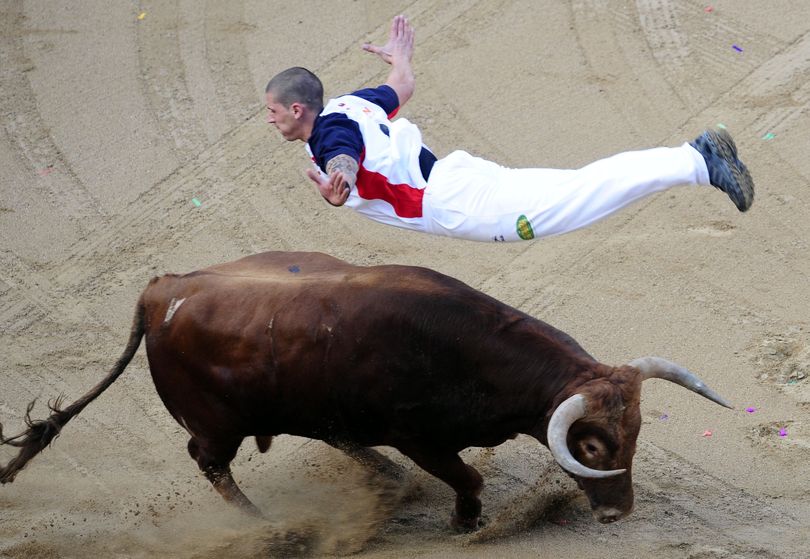 ORG XMIT: MF102 **RETRANSMISSION FOR IMPROVED TONING** A 'recortador' jumps over a bull during a bull leaping contest show at the Plaza Monumental bullring in Barcelona, Spain, Friday Sept. 25, 2009. (AP Photo/Manu Fernandez) (Manu Fernandez / The Spokesman-Review)