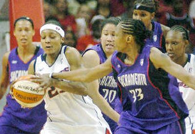 
Yolanda Griffith, right, tries to steal the ball from Houston's Dominique Canty.
 (Associated Press / The Spokesman-Review)