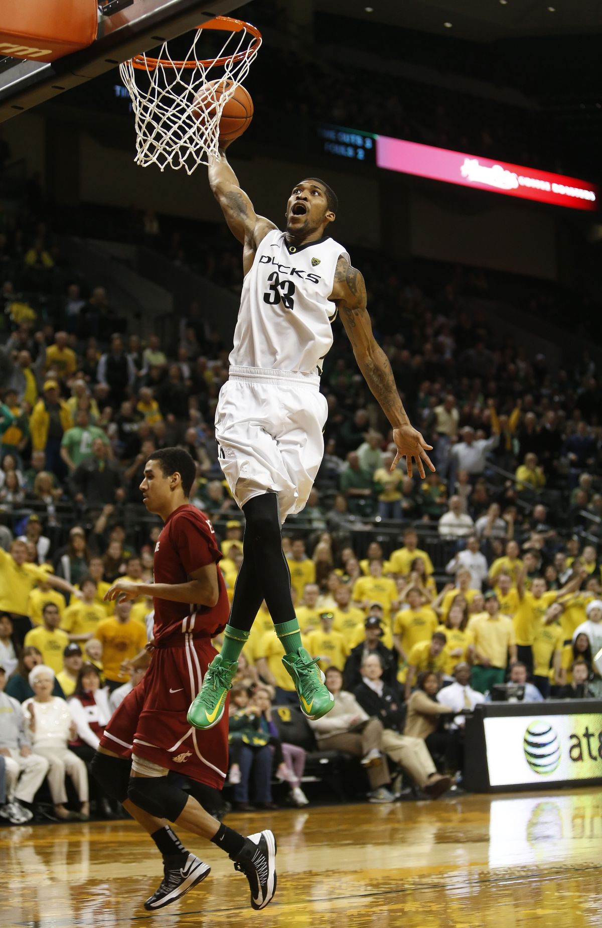 Oregon’s Carlos Emory dunks after a turnover. (Associated Press)
