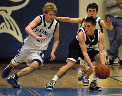 Coeur d'Alene's Devon Austin, left, comes around to harass Lake City's Logan Frederickson Friday, Jan. 9, 2009 at Coeur d'Alene High. Behind Frederickson is Coeur d'Alene's Chris Reed.  JESSE TINSLEY THE SPOKESMAN-REVIEW (Jesse Tinsley / The Spokesman-Review)