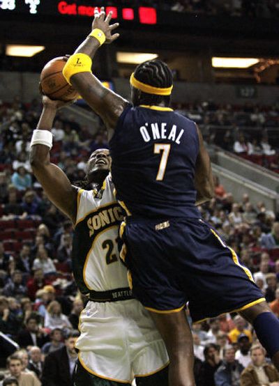 
Seattle's Danny Fortson drives to the basket against Indiana's Jermaine O'Neal. 
 (Associated Press / The Spokesman-Review)