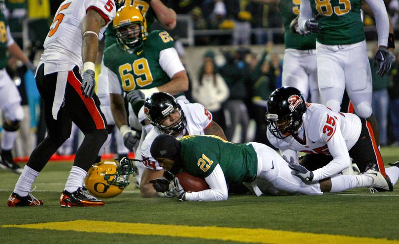 Oregon’s LaMichael James scores a touchdown during the first quarter of Thursday’s Rose Bowl-clinching win.  (Associated Press)