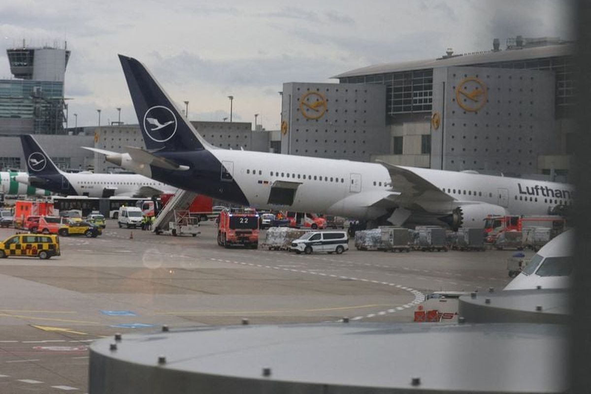 A Lufthansa Boeing is surrounded by ambulances after several staff members were injured when the nose gear of a Boeing BA.N 787 jetliner unexpectedly collapsed at a gate at Frankfurt Airport in Frankfurt, Germany, June 4, 2026. (Kai Pfaffenbach/Reuters)